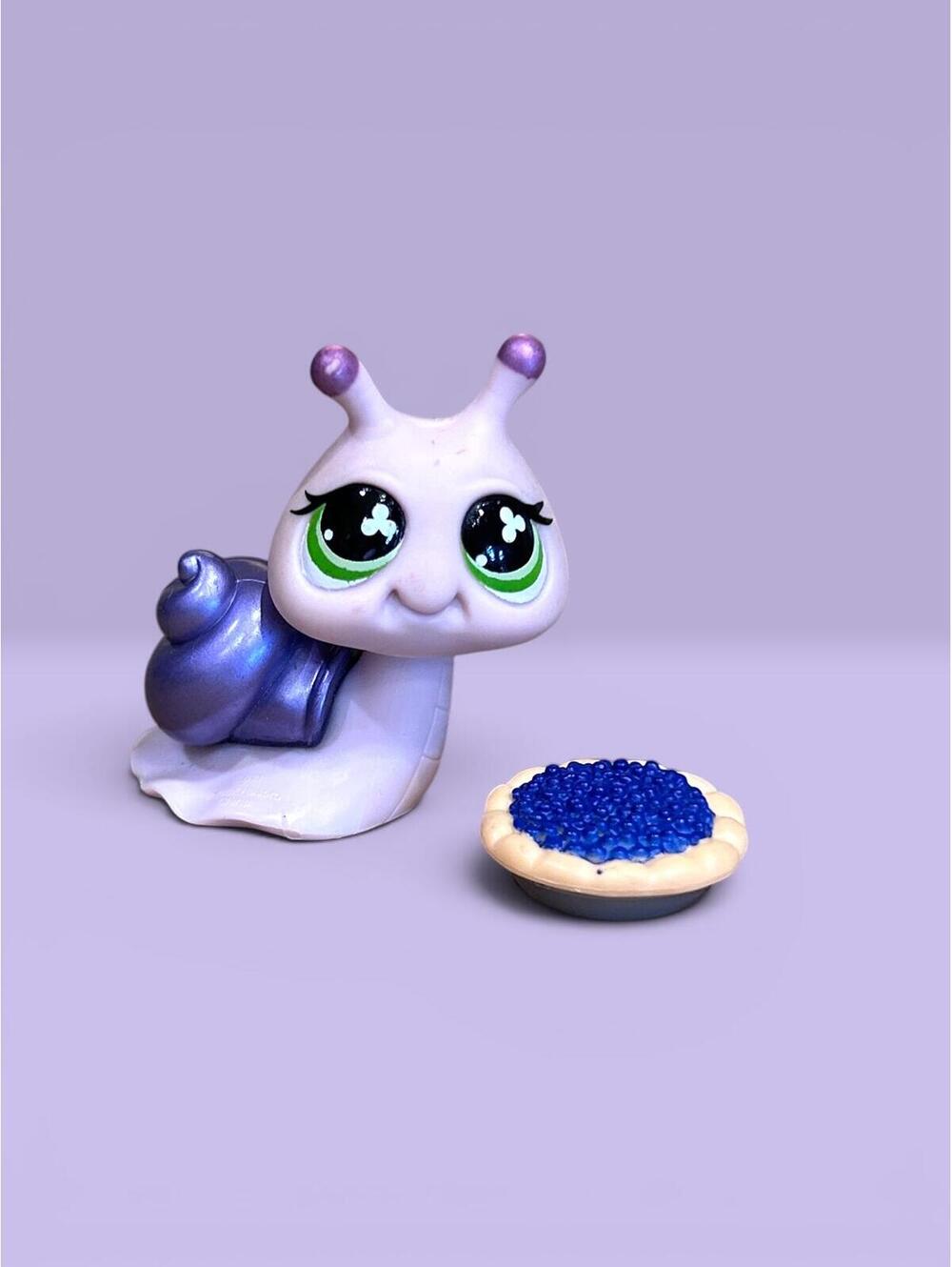Littlest Pet Shop LPS Snail #628 with Pie Accessory